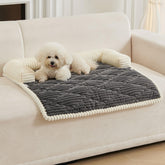 Cama HAOMAIJIA para perros en sofá gris, descanso suave y cómodo.