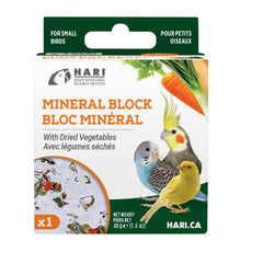 Bloque mineral Hari para aves con verduras secas, promueve el picado y huesos fuertes.