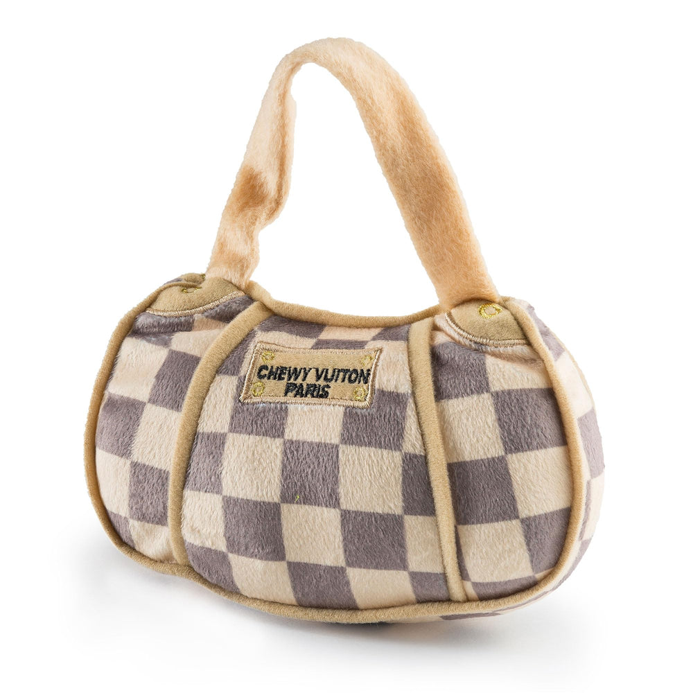 Haute Diggity Dog Checker Chewy Vuiton frontal: diseño parodia divertida para juego interactivo al aire libre.