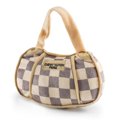 Haute Diggity Dog Checker Chewy Vuiton frontal: diseño parodia divertida para juego interactivo al aire libre.
