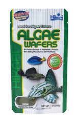 Hikari pastilla de alga tropical en empaque visible para almacenamiento práctico.