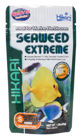 Hikari Algas Extremas, granulado flotante en envase, facilita la alimentación de peces pequeños.