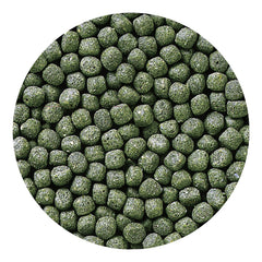 Acuario con pellets flotantes Hikari que favorece agua clara.