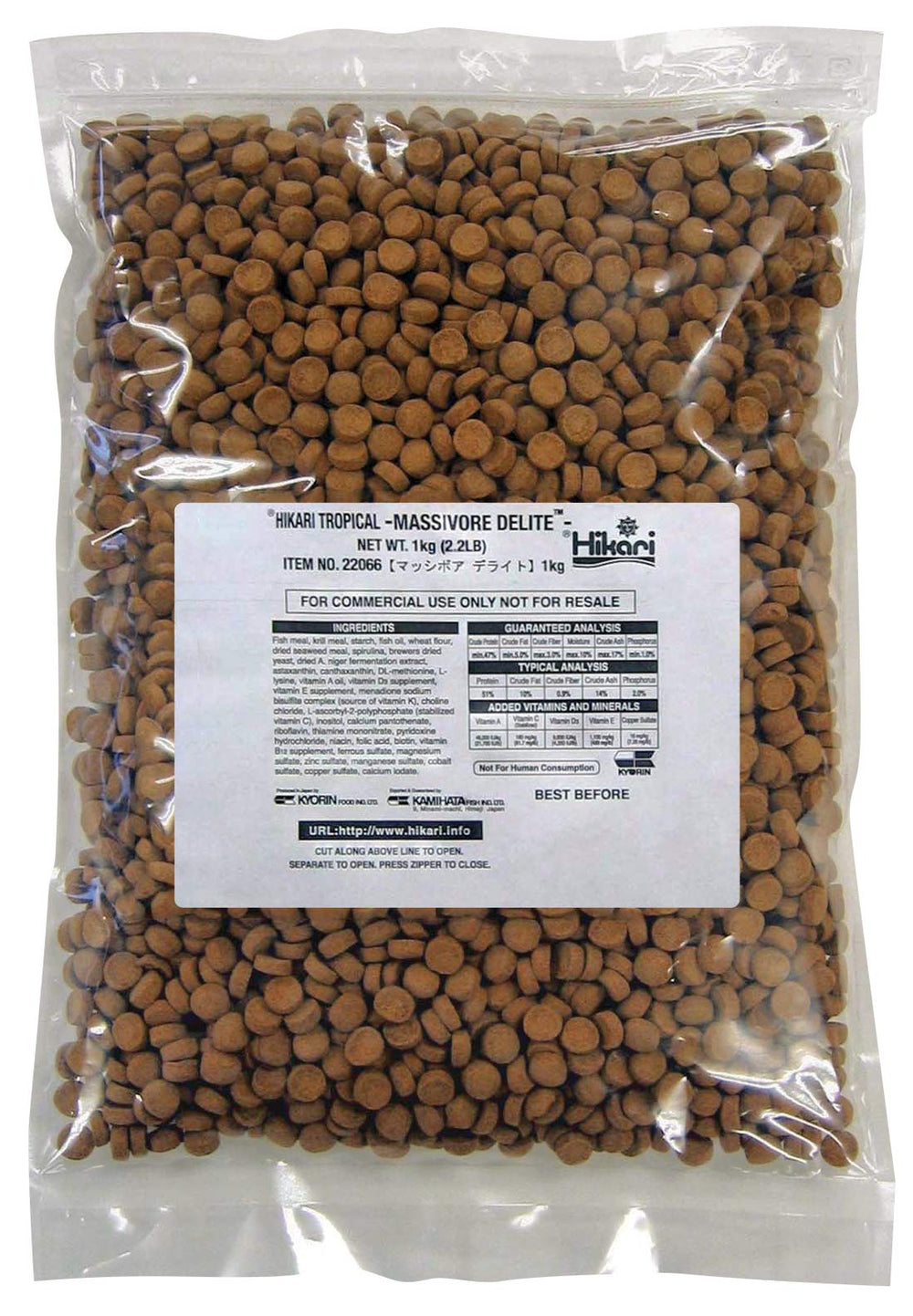 Hikari Massivore Delite granulos grandes, alimento para peces carnívoros grandes con colores vibrantes.