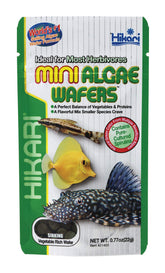 Hikari Mini Algae Wafers en empaque visible; alimento balanceado para peces pequeños.