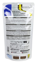 Pellets flotantes de Hikari en acuario mini para monitorear consumo.