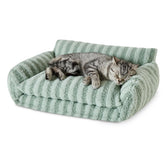 Hollypet Cama Gato Doble Capas ofrece descanso seguro y cómodo para mascotas pequeñas.
