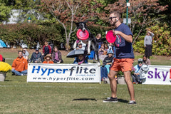 Disco Hyperflite K-10 Jawz en mano del entrenador, manejo preciso