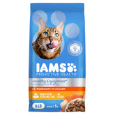 Envase de IAMS para gatos con pollo y salmón, ideal para alimentación diaria.