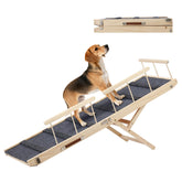 In hand rampa para perro con cama alta y barandillas seguras para apoyo.