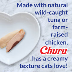INABA Churu puré de atún, en mano para alimentación interactiva.