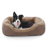 Cama INVENHO para perro mediano con superficie de felpa suave para dormir relajado.