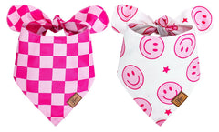 Bandana JarThenaAMCS para perro rosa con cara feliz, ideal para paseos y fotos.