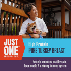 Just One Turkey como topping de comida para perros, añade sabor nutritivo.