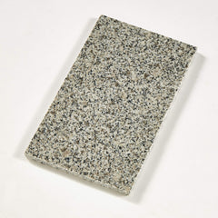 Kaytee Chinchilla Chiller: piedra granito para limpieza fácil y mantenimiento higiénico.
