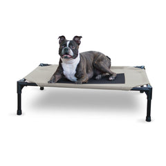 Cama elevada K&H para exterior, cómoda y fresca para perros.