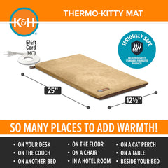 K&H Thermo-Kitty Mat colocada sobre la cama favorita del gato para mayor confort.