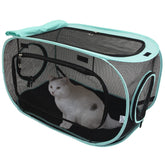 Kitty City caseta exterior para gatos con malla ventilada, ideal para descanso al aire libre.