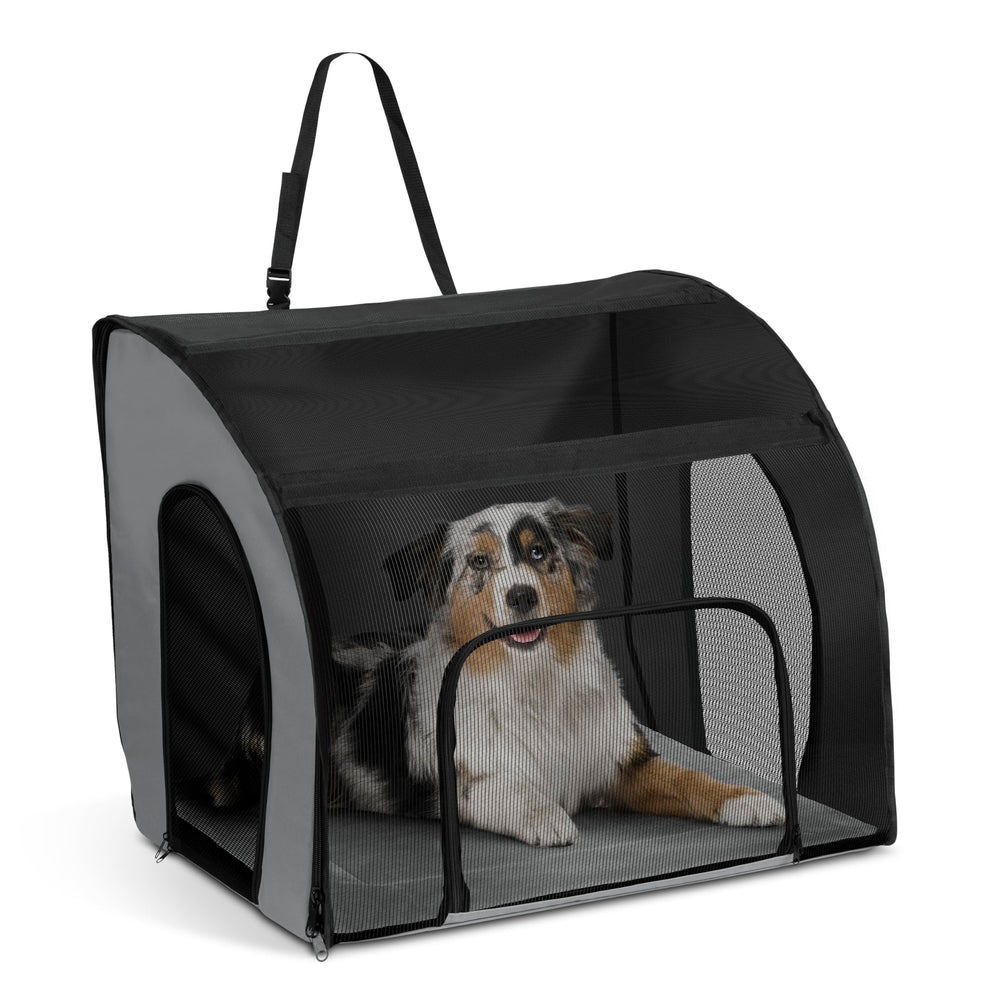 K&H Pet Products: asiento cerrado para perros grandes con ventilación lateral.