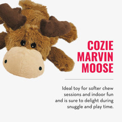 KONG Cozie Marvin Moose en uso interior para momentos de juego en casa.
