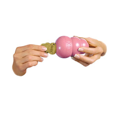 KONG Puppy Easy Treat relleno dentro de un juguete para juego