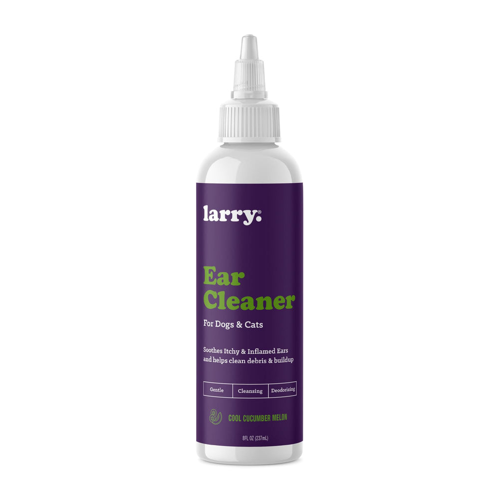 Larry Dog Ear Cleaner botella vertiendo: limpieza suave y desodorante para oídos.