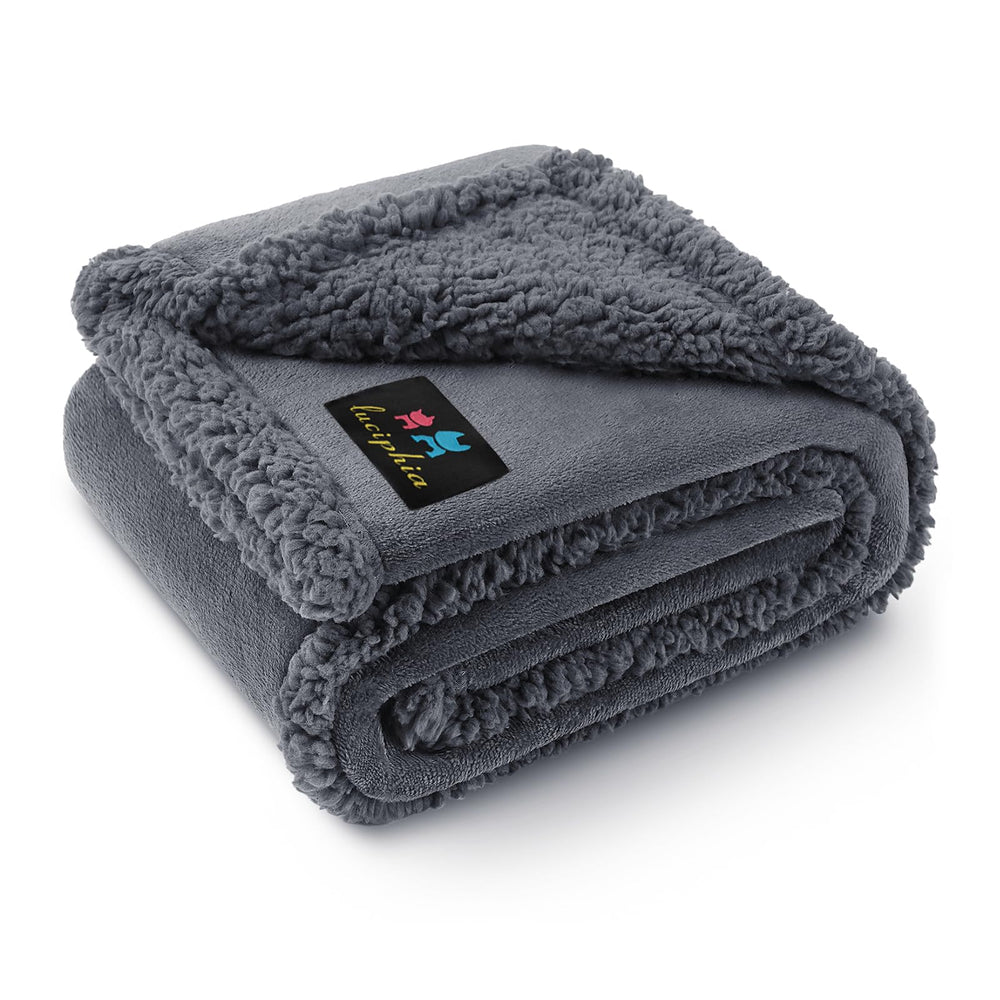 Luciphia Manta impermeable para perro en sofá, protege muebles y evita manchas.
