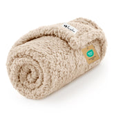 Luciphia Manta peluche de dos caras beige sobre sofá para mayor comodidad de mascotas.