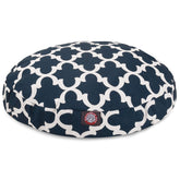 La cama Majestic Pet Navy Trellis redonda funciona bien en interiores y exteriores.