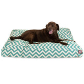 Cama Majestic Pet rectangular con patrón zigzag azul turquesa, confort suave para el descanso diario