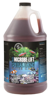 MICROBE-LIFT Special Blend vertido de la botella para iniciar biofiltración en el acuario