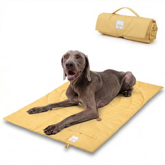 Cama de viaje MikooMikoo para perro en color amarillo, ideal para descansar durante viajes.
