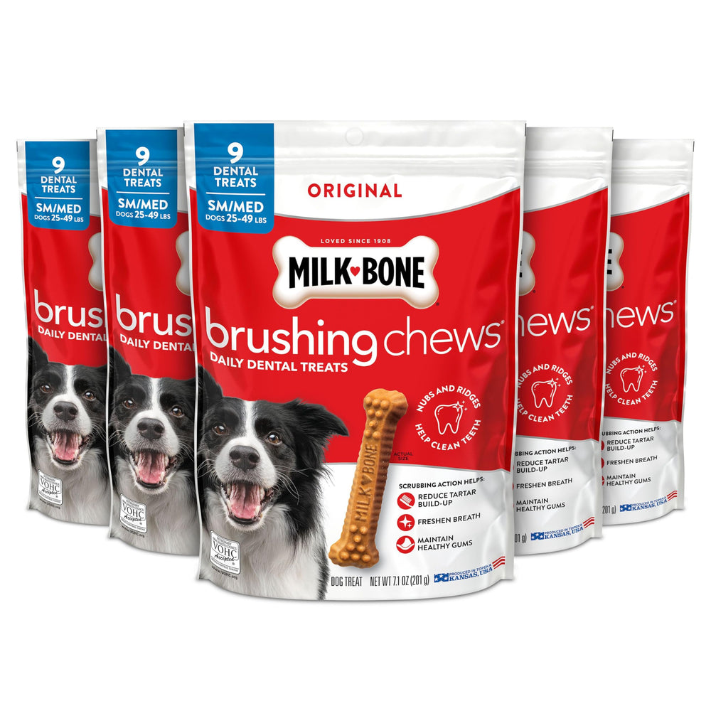 Milk-Bone Brushing Chews sabor pollo mejora la limpieza dental diaria del perro pequeño o mediano.