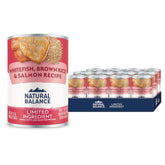 Natural Balance frente a paquete de 12 latas, opción conveniente para alimentar a tu perro.