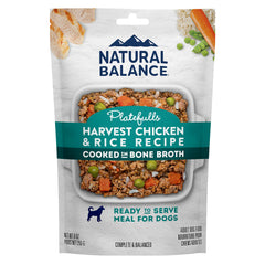Natural Balance Platefulls muestra una porción casera de pollo, arroz y caldo para perros