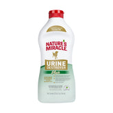 Nature’s Miracle Urine Destroyer Plus, bouteille en action, élimine rapidement les taches d’urine sur tapis.