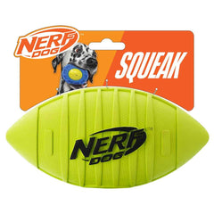 Nerf Dog Blitz: pelota con chirrido para juego al aire libre y entretenido.