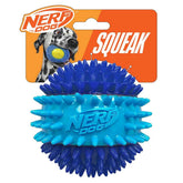 Nerf Dog bola 3-partes con espigas en azul oscuro, ideal para juego activo.