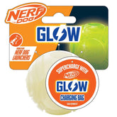 Nerf Dog bola de tenis blanca, ideal para juegos de fetch seguros.