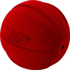 Pelota Nerf Dog ligera y duradera para sesiones de juego largas.