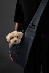 Seguridad de doble cierre en NOAH & PAW Sling para tranquilidad al caminar.