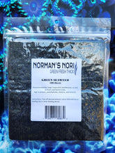 Norman's Nori: empaque frontal con hojas de alga verde para alimentación diaria de peces.