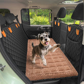 La cama para mascotas Npetrsnug en el asiento del coche protege la tapicería y da confort.