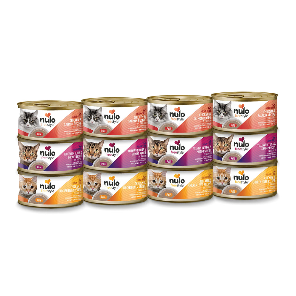 Nulo Freestyle Paté para gatos comiendo, textura suave y sabor sabroso.