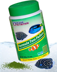 Ocean Nutrition Fórmula Dos Gránulos, vista lateral, promueve dieta balanceada para peces tropicales.