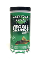 Omega One Veggie Rounds en envase de 8 oz para acuario, facilitando alimentación controlada.