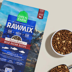 Open Farm RawMix trozos crudos liofilizados para mayor textura y palatabilidad.