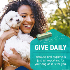 OraVet perro masticando masticable dental, fomenta limpieza de dientes.