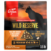 ORIJEN Wild Reserve: pechuga de pollo cruda visible, alta proteína para gatos.