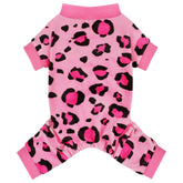 Pijama Paiaite para perro con ajuste universal y patrón rosa leopardo.